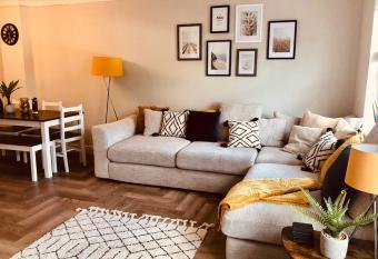 Walking distance to the Harbour, bars & beach has Balcony rooms