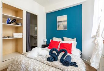 LE JACOBIN 3 allows 18 year olds to book a room