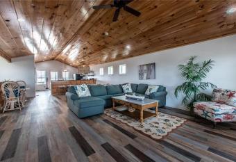 New! Marvelous Beach Home 2Min from Beach has Balcony rooms