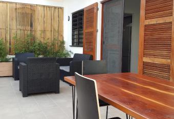 R  sidence les FILAOS allows 18 year olds to book a room