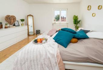 1OG Mitte Wundersch  ne 68m   gro  e 2-Zimmer City Wohnung n  he Salzburg has Balcony rooms