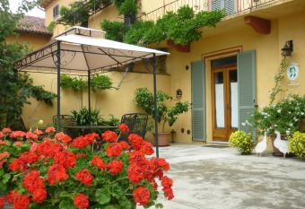 L Adele Bed & Breakfast has Balcony rooms