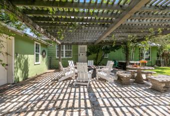 Gorgeous Home 2 Blks from Main St with Hottub and Firepit has Balcony rooms