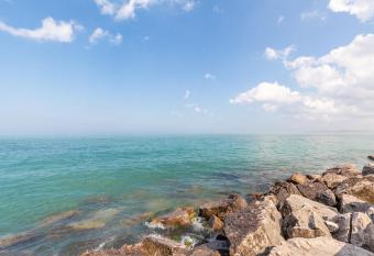 GLOBALSTAY Modern Townhomes in Lakeshore Steps to the Beach has Balcony rooms