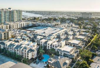 2 bedroom in Marina Del Rey near Venice Beach has rooms with a private hot tub