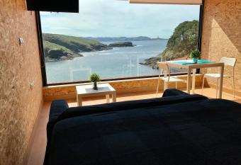 Vistas al mar Canabal allows 18 year olds to book a room