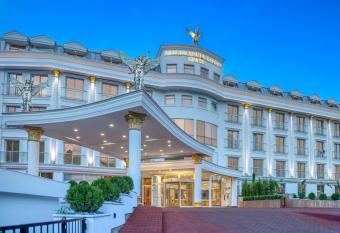 Sealife Kemer Resort Hotel - Ultra All Inclusive allows 18 year olds to book a room