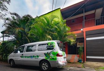 Melrost Airport Bed & Breakfast has Balcony rooms