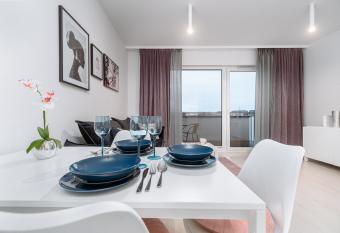 EXCLUSIVE Venice Apartments allows 18 year olds to book a room