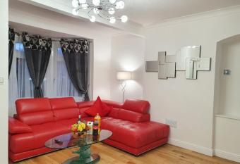 Glasgow Comfortable and Modern 3 Bedroom Mid Terraced Villa has Balcony rooms