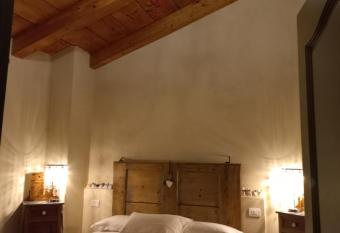 BeB montefratta has Balcony rooms