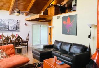 Treehouse Beach Apartments has Balcony rooms