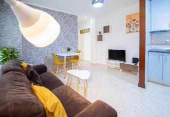 Esencia de C  diz Entre la Vi  a y el mercado allows 18 year olds to book a room