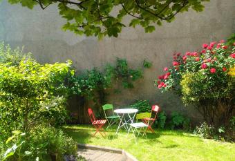 Villa Les Palmiers allows 18 year olds to book a room