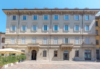 Suite Del Vescovo - by MyHomeInComo allows 18 year olds to book a room