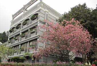 Kao Feng Hotel allows 18 year olds to book a room