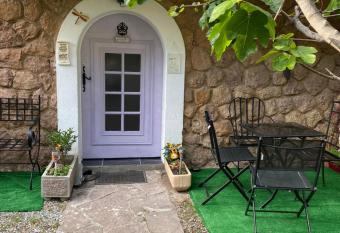 Jardin d   eden allows 18 year olds to book a room