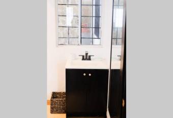 No reservar allows 18 year olds to book a room