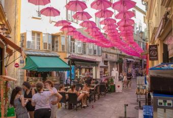 La loveroom bdsm grassoise  allows 18 year olds to book a room