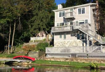 Large Family House On The Lake has rooms with a private hot tub