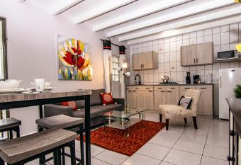 CityLife Apartments in Willemstad - groundfloor 2 bedroom apartment - A allows 18 year olds to book a room