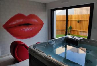 Centre historique de Clisson avec Spa Int  rieur allows 18 year olds to book a room