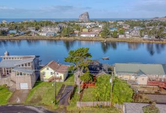 The Nestucca River House has Balcony rooms