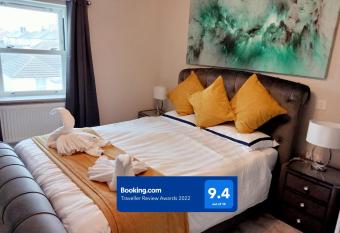 Glorious Duplex Holiday Apartment By The Sea has Balcony rooms