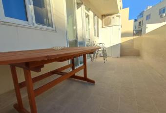 One Bed Room Apartment with terrace allows 18 year olds to book a room