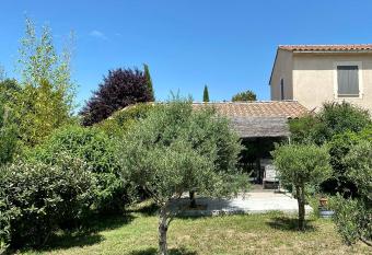 Maison de charme avec vue sur le Mont Ventoux allows 18 year olds to book a room