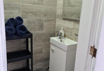 Cosy 1 & 2 parking et wifi gratuits allows 18 year olds to book a room