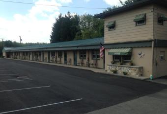 Cadiz Motel by OYO on route 250 has Balcony rooms