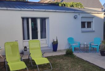 Nid de verdure    10 minutes centre et plage allows 18 year olds to book a room