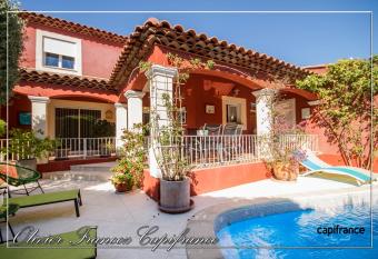 Villa s  curis  e pres des lecques has Balcony rooms