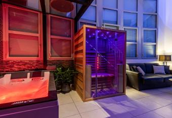 GlamappartSpa Prestige New-York exp  rience allows 18 year olds to book a room