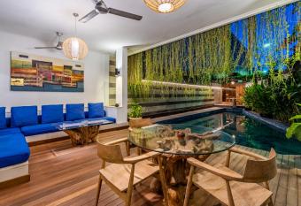 Anedda Mutiara Villa has rooms with a private hot tub