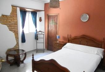 Habitaci  n independiente en casa antigua - Centro allows 18 year olds to book a room