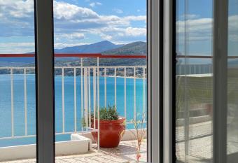 Mimoza s Sea View Apartment has Balcony rooms