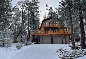 Ned's Snow Fun has Balcony rooms