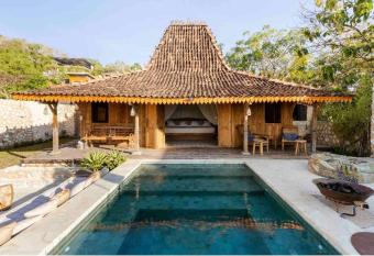 Tangerine Dream by Toraja Bambu Uluwatu at Padang Padang Beach has rooms with a private hot tub