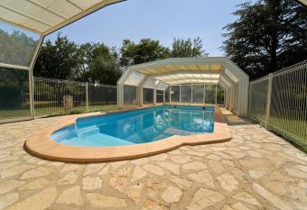 Villa au calme jardin et piscine couverte en hiver has Balcony rooms
