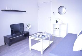 H  bergement touristique de luxe proche de Paris avec parking gratuit, situ   face au parc des expositions et de l a  roport du Bourget,    15 min de CDG has Balcony rooms