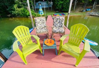 Paradise View Getaway-Dacha has Balcony rooms