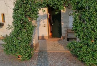 Locazione turistica la casetta allows 18 year olds to book a room