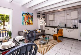 CityLife Apartments in Willemstad - groundfloor 2 bedroom apartment - B allows 18 year olds to book a room