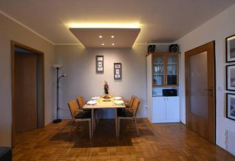     5 min. walk to beach, Queen bed+sofa, AC, Garage allows 18 year olds to book a room