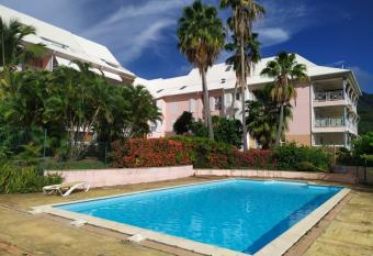 Charmant appartement en bord de mer avec piscine has Balcony rooms