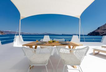 Petinos traditional house has Balcony rooms