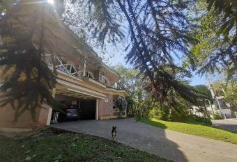 Casa do bosque, confort  vel, em local espetacular! has rooms with a private hot tub