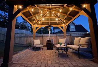 Beautiful Spacious Farmhouse Home W/ outdoor space allows 18 year olds to book a room